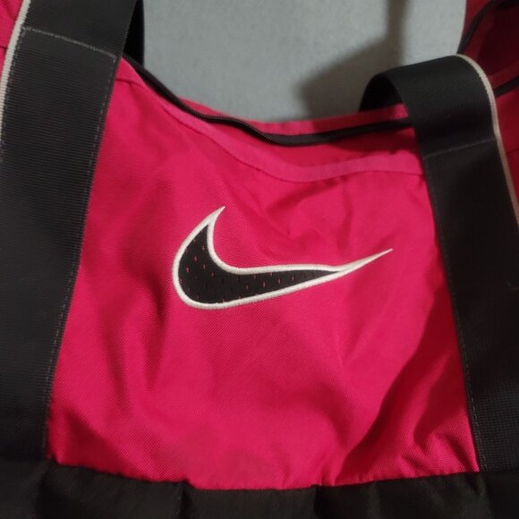 Nike Bag Medium Red Black Duffel Expandable Travel Tote Training Sportswear 22" - Picture 2 of 6